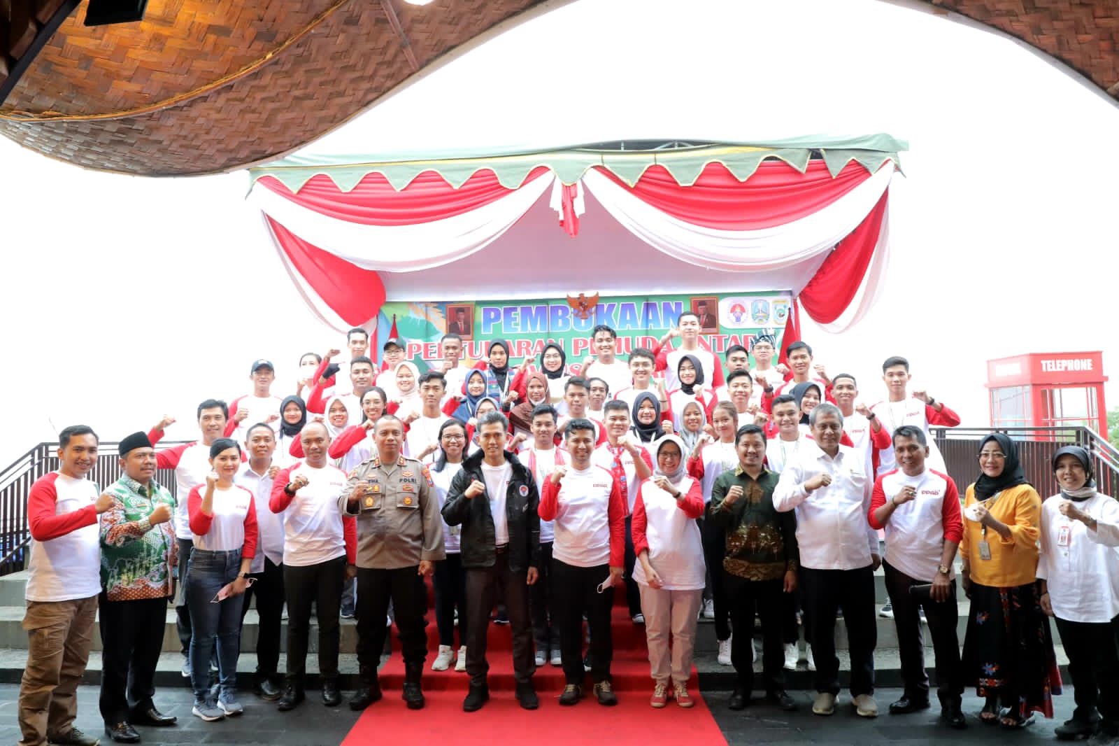 Plt Gubernur Jawa Timur Emil Elestianto Dardak bersama pemuda antar Provinsi di Bumi Perkemahan Gagaharum, Kab. Lumajang (6/7/2022).