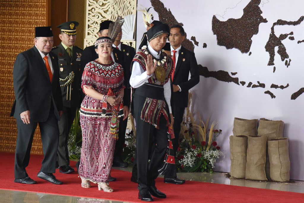 Presiden Jokowi bersama Ketua DPR RI Puan Maharani, Ketua DPR RI La Nyalla Mattalitti, dan Ketua MPR RI Bambang Soesatyo sebelum menyampaikan pidato pada Sidang Tahunan MPR RI dan Sidang Bersama DPR RI dan DPD RI dalam rangka HUT Ke-78 Proklamasi Kemerdek