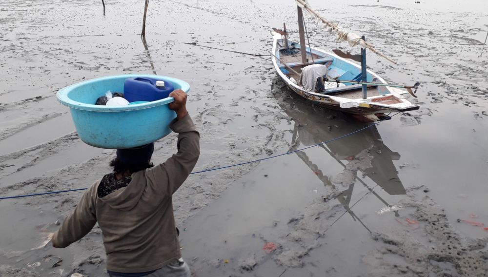 MENGAIS ASA: Di tengah pandemi Covid-19, nelayan Kenjeran bukan hanya bertarung dengan ganasnya ombak dan gelombang melainkan juga harga ikan yang jeblok. Foto: HMP/Prasetyo.