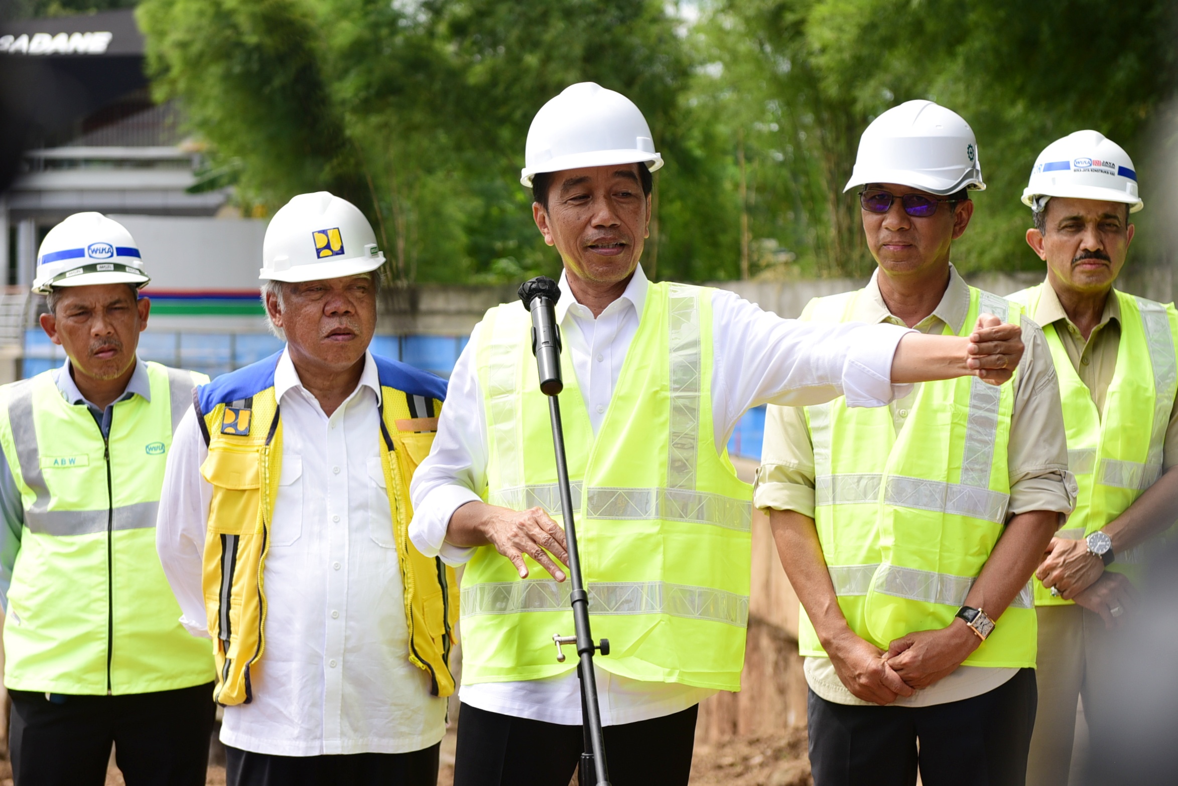 Presiden Jokowi dalam keterangannya kepada awak media usai meninjau proyek sodetan Kali Ciliwung, Jakarta, pada Selasa, 24 Januari 2023.