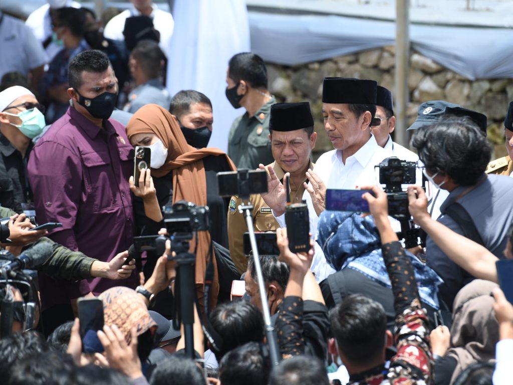 Presiden Jokowi memberikan keterangan pers, di Pondok Pesantren Al-Ittifaq, Kab. Bandung, Jabar, Senin (06/03/2023). (Foto: BPMI Setpres)


