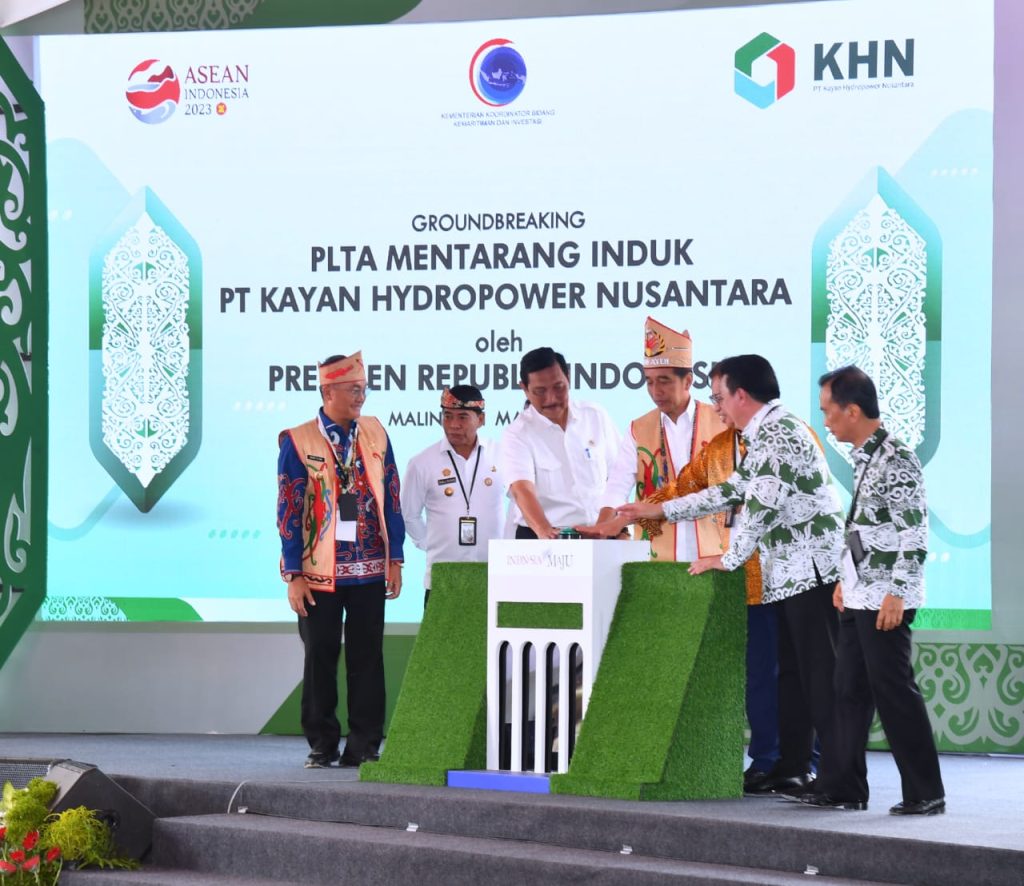 Presiden RI Joko Widodo secara resmi melakukan peletakan batu pertama atau groundbreaking proyek Pembangkit Listrik Tenaga Air (PLTA) Mentarang Induk PT Kayan Hydropower Nusantara, di Malinau, Kalimantan Utara, Rabu (01/03/2023) pagi.