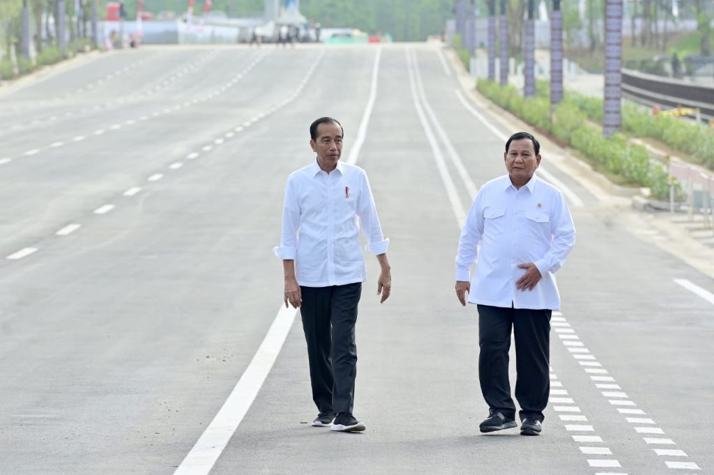 Presiden Joko Widodo (Jokowi) didampingi Menteri Pertahanan (Menhan) Prabowo Subianto meninjau langsung progres pembangunan Ibu Kota Nusantara (IKN), Kabupaten Penajam Paser Utara, Provinsi Kalimantan Timur, Senin (12/08/2024). (Foto: BPMI Setpres/ Muchli