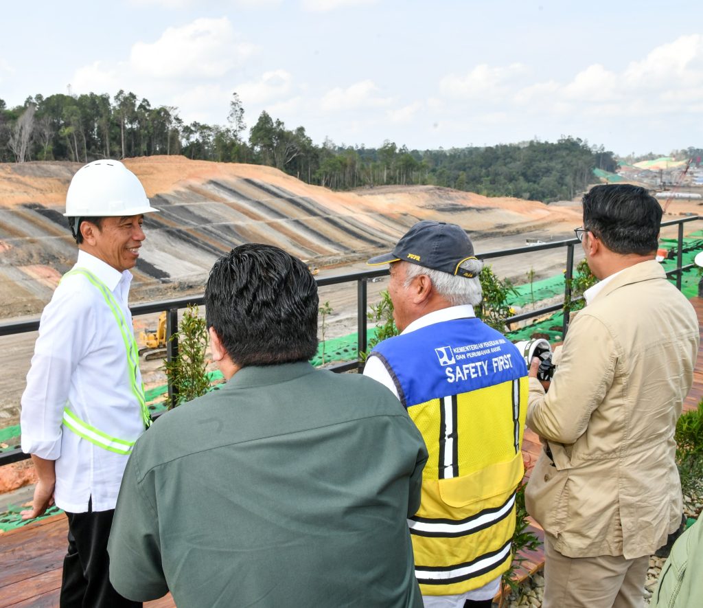 Presiden dan Rombongan Meninjau Proyek Jalan Tol IKN (01/11/2023). (Foto: BPMI Setpres)


