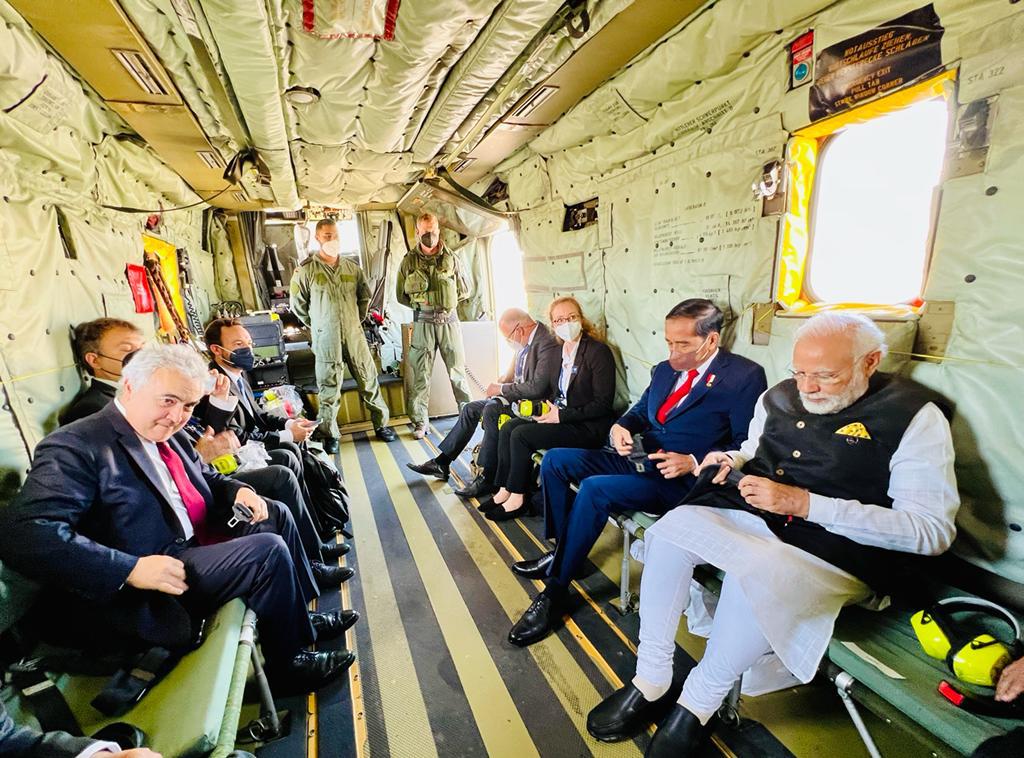 Presiden Jokowi bersama PM India Narendra Modi menaiki helikopter untuk menuju lokasi KTT G7, di Jerman,  Senin (27/06/2022). (Foto: BPMI Setpres)



