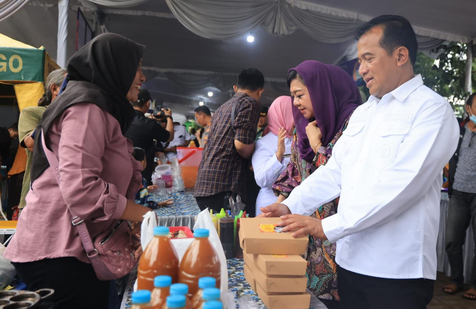 Festival Ramadan Kota Prob menghadirkan berbagai kudapan dan camilan khas takjil berbuka puasa lengkap, serta menyelenggarakan berbagai aktivitas menarik sebagai alternatif ngabuburit bagi warga kota hingga tanggal 2 April mendatang.
