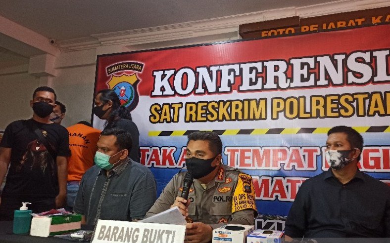 Kapolrestabes Medan Kombes Pol Riko Sunarko (tengah) didampingi Kasat Reskrim Polrestabes Medan Kompol Martuasah Tobing (kiri) saat konferensi pers di Makopolrestabes Medan pada Selasa malam. (ANTARA/Nur Aprilliana Br Sitorus)
