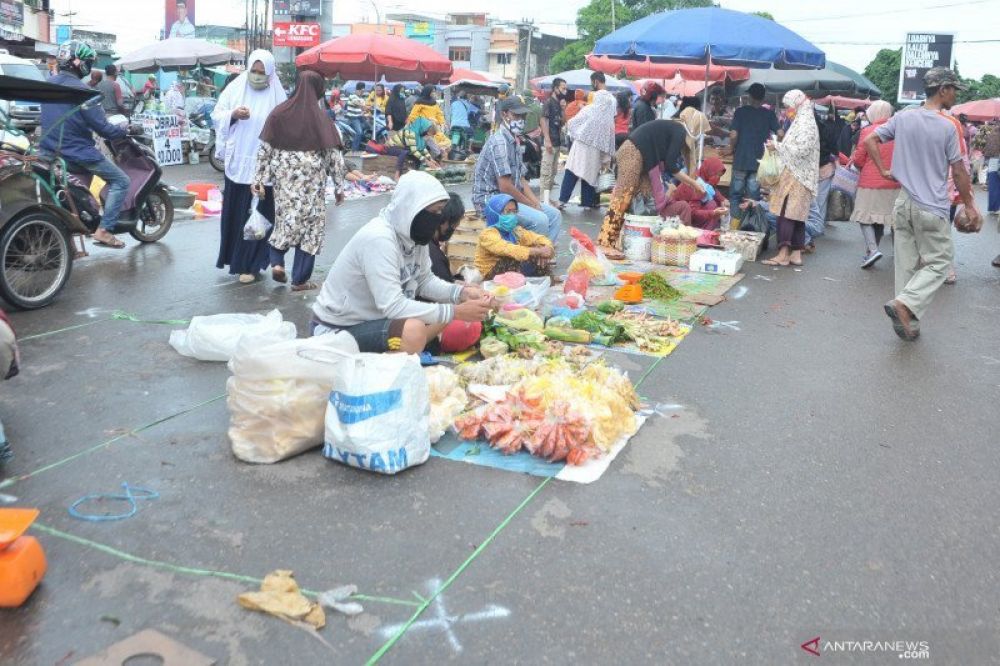 Suasana di lapak relokasi Pasar Tradisional Lemabang Palembang, Sumsel, Selasa (5/5/2020)