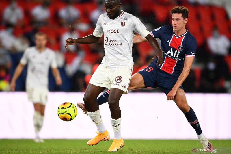 Gelandang Paris Saint-Germain (PSG) Julian Draxler (kanan) melepskan tembakan untuk mencetak gol semata wayang pada pertandingan Liga Prancis melawan Metz yang dimainkandi Stadion Parc des Princes, Paris, Rabu (16/9/2020). (ANTARA/AFP/FRANCK FIFE)

