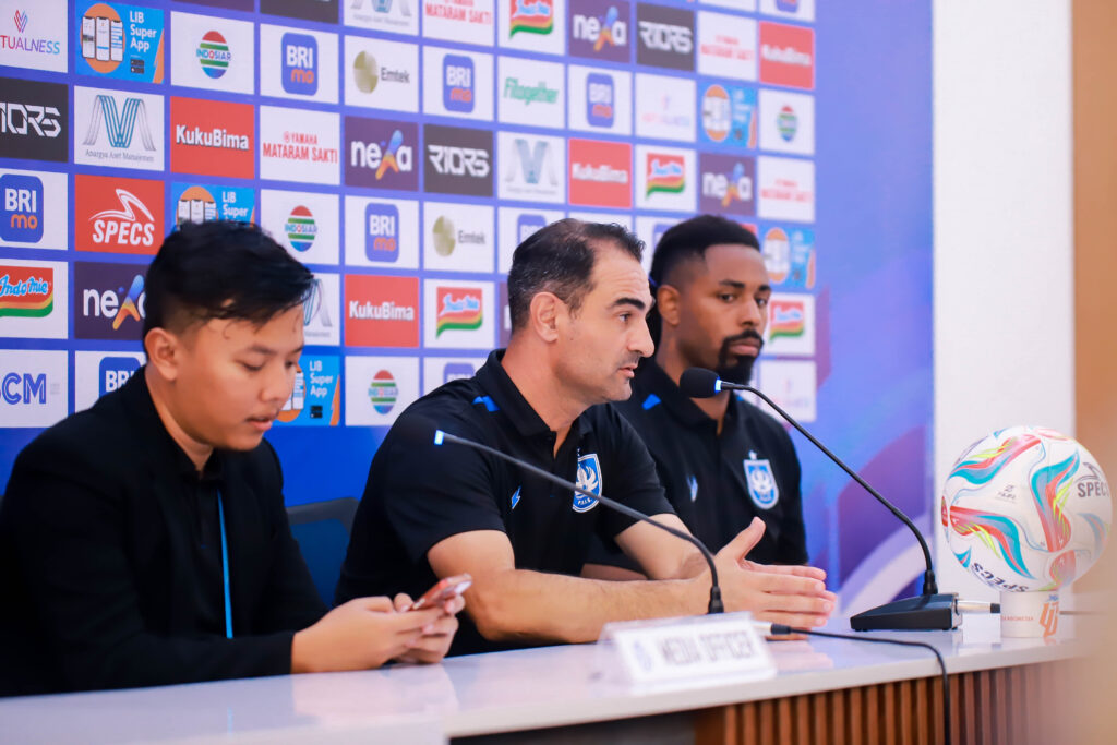 Pelatih PSIS Gilbert Agius memberikan keterangan kepada wartawan usai pertandingan menghadapi Barito Putera pada laga pekan-13 Liga 1 2023/24 di Stadion Jatidiri, Semarang, Jumat (22/9).

