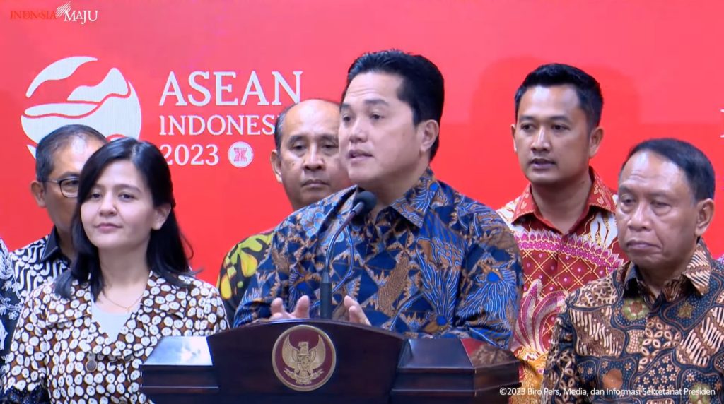 Ketua PSSI Erick Thohir bersama jajaran pengurus PSSI memberikan keterangan pers usai bertemu Presiden Jokowi di Istana Negara, Jakarta, Senin (20/02/2023) pagi. 

