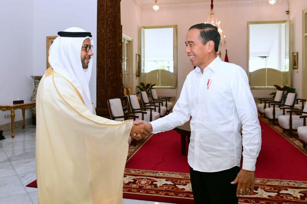 Presiden Joko Widodo menerima Duta Besar Persatuan Emirat Arab (PEA) untuk Republik Indonesia, Abdulla Salem Al Dhaheri, di Istana Merdeka, Jakarta, pada Selasa, 4 April 2023. Foto: BPMI Setpres/Muchlis Jr