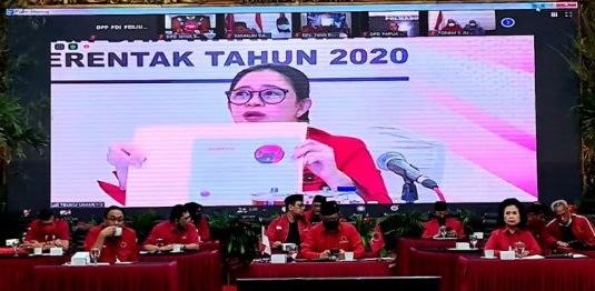 Ketua DPP PDI Perjuangan Puan Maharani mengumumkan empat pasangan calon gubernur dan calon wakil gubernur serta 58 calon kepala daerah kabupaten/kota gelombang IV secara virtual di Jakarta, Jumat (28/8/2020)