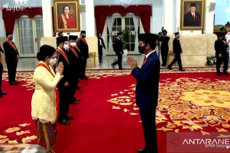 Ketua DPR RI Puan Maharani (kiri) menghadiri upacara penganugerahan tanda jasa dan tanda kehormatan di Istana Negara, Jakarta, Rabu. (Istimewa)

