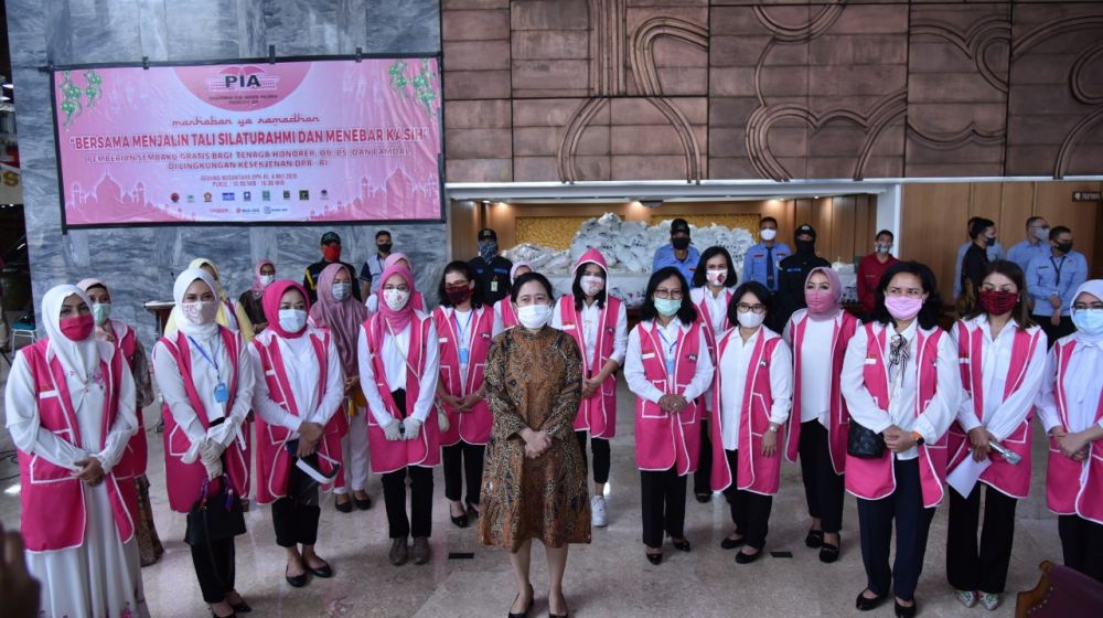 BERBAGI: Puan dalam acara pemberian sembako yang diadakan Persaudaraan Istri Anggota (PIA) DPR RI, di Kompleks Parlemen, Jakarta, Senin.