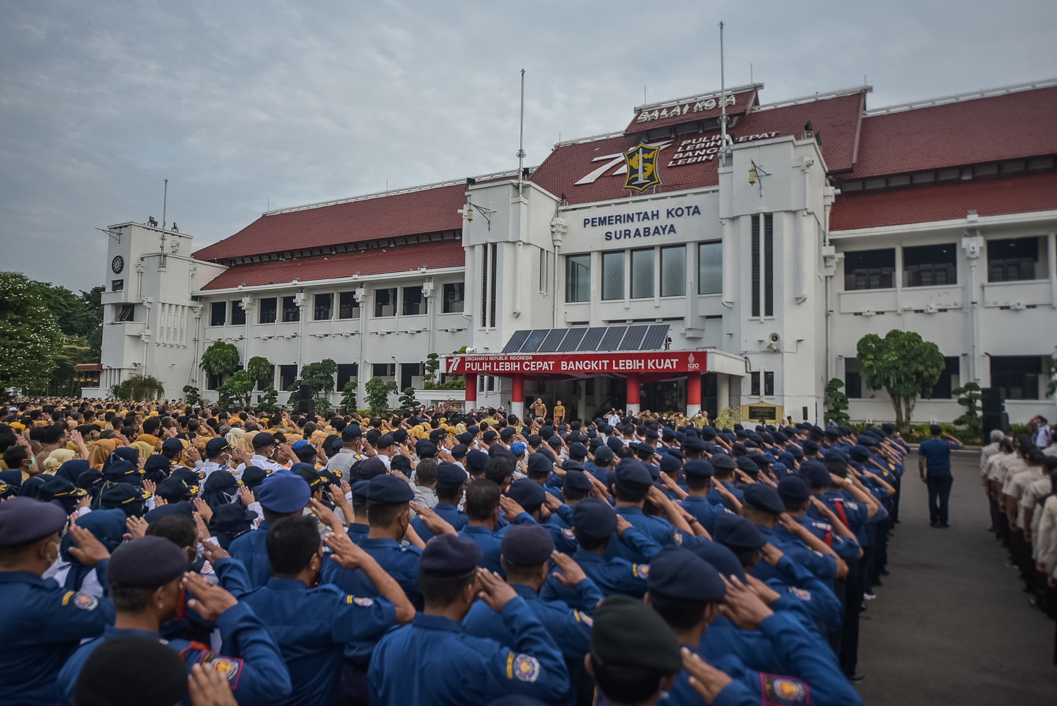 Wali Kota Surabaya Eri Cahyadi mengimbau kepada seluruh jajarannya di kantor dinas, kecamatan hingga kelurahan, mempercepat dan permudah pelayanan perizinan. 