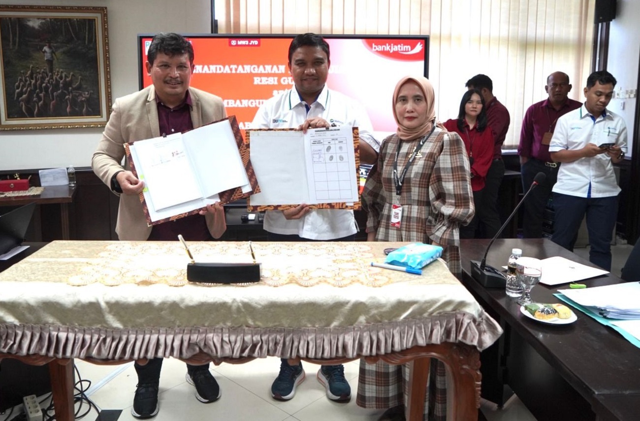 penandatanganan Perjanjian Kredit Resi Gudang oleh SEVP Korporasi, Sindikasi, dan Kelembagaan bankjatim Koerniawan Prijambodo dan Direktur Utama PG Rajawali I Daniyanto di Ruang Semeru bankjatim pada hari Senin (14/10)