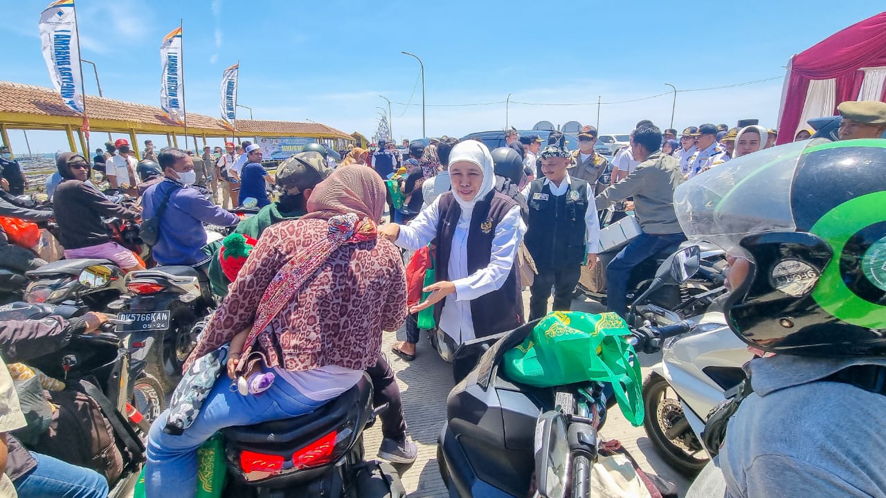 Gubernur Jawa Timur Khofifah Indar Parawansa memberangkatkan langsung satu Kapal Motor rombongan program mudik gratis dengan tujuan Pulau Raas Sumenep dari Pelabuhan Jangkar Kabupaten Situbondo, Kamis (20/4),