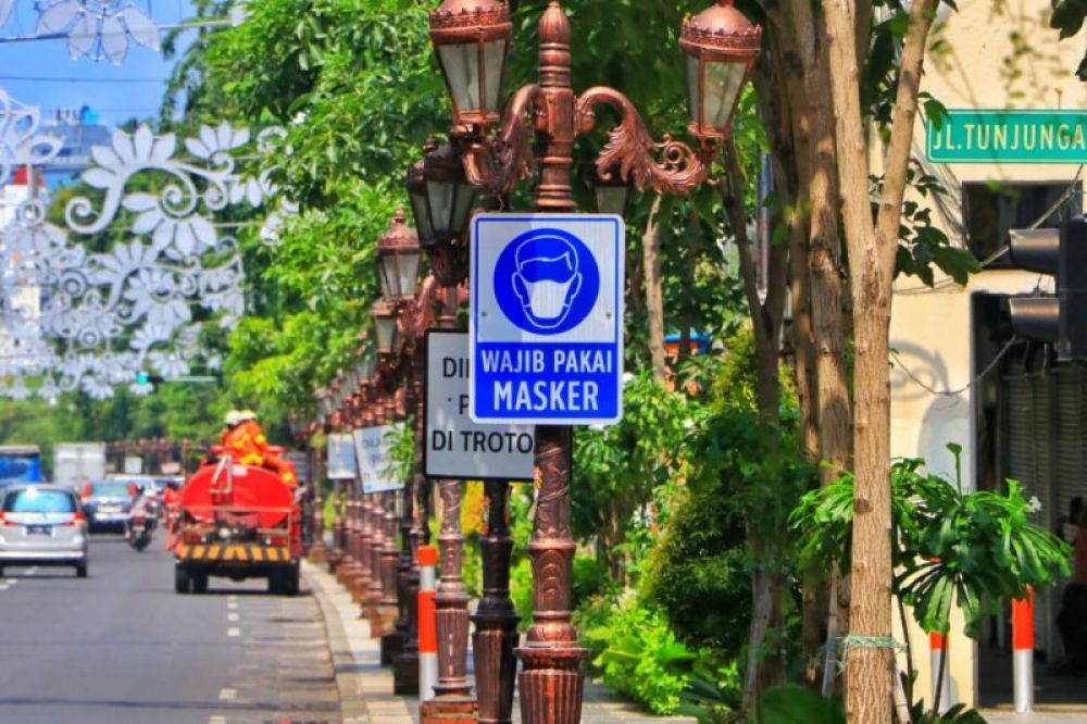 Rambu Wajib Masker mulai Bertebaran di Surabaya