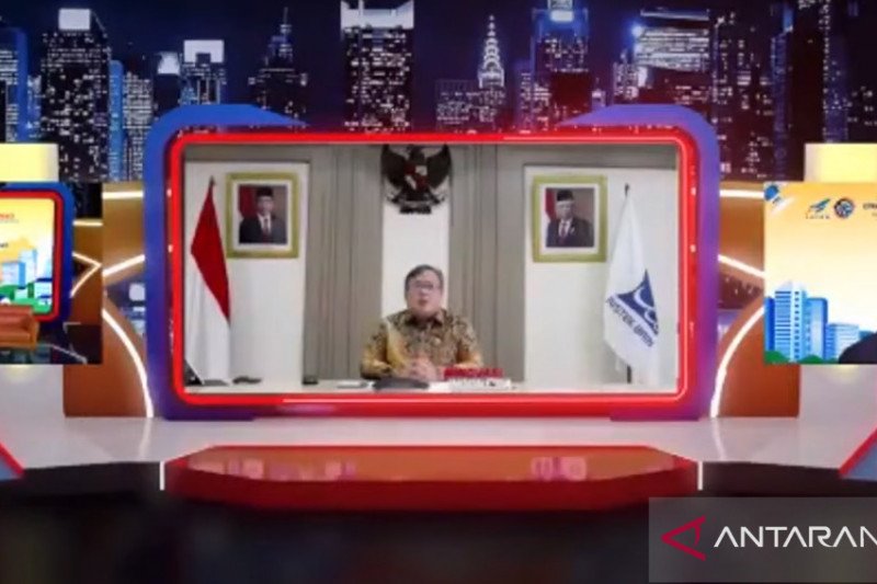 Menristek/Kepala BRIN Bambang Brodjonegoro (panel tengah) dalam Rakor Nasional Citra Satelit Penginderaan Jauh 2021 yang diadakan virtual oleh LAPAN, dipantau dari Jakarta, Rabu (27/1/2021). (ANTARA/Prisca Triferna)