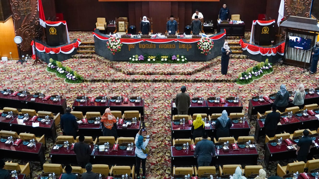Gubernur Jatim dan DPRD Jatim melakukan penandatanganan kesepakatan bersama atas Persetujuan Substansi Rencana Tata Ruang Wilayah (RTRW) Prov. Jatim tahun 2023-2043, di Gedung DPRD Jatim, Senin (30/1/2023).

