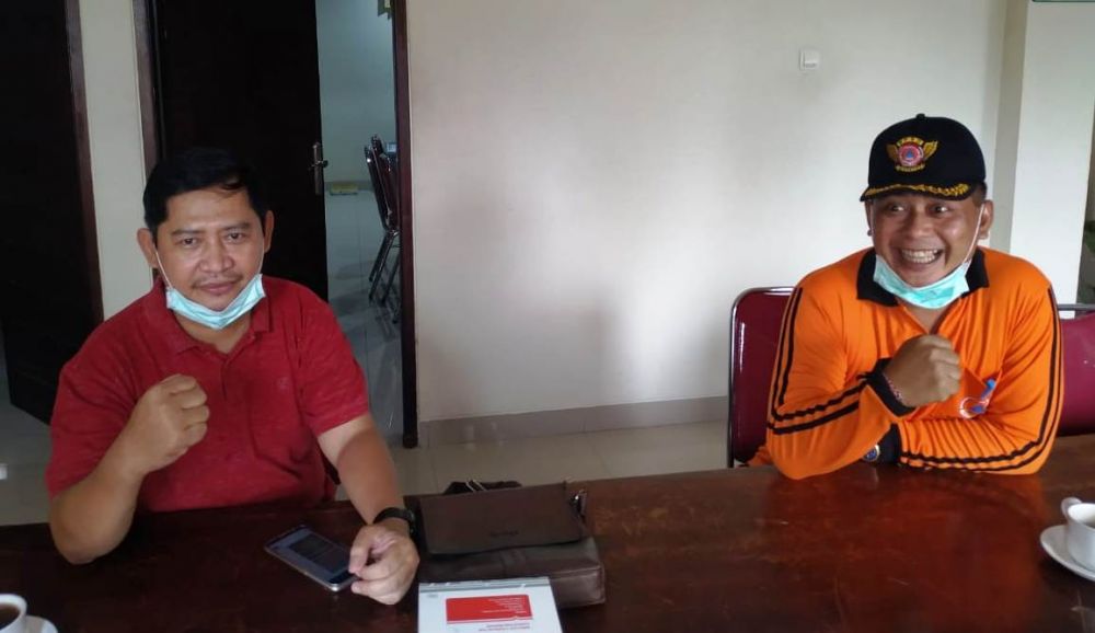 SIAGA: Humas Gugus Tugas Percepatan Penanganan Covid-19 Jembrana, dr I Gusti Agung Putu Arisantha (baju merah) didampingi Kepala Pelaksana BPBD Jembrana I Ketut Eko Susila Artha Permana saat memberi siaran pers kepada awak media di kantor Satgas Penanggul