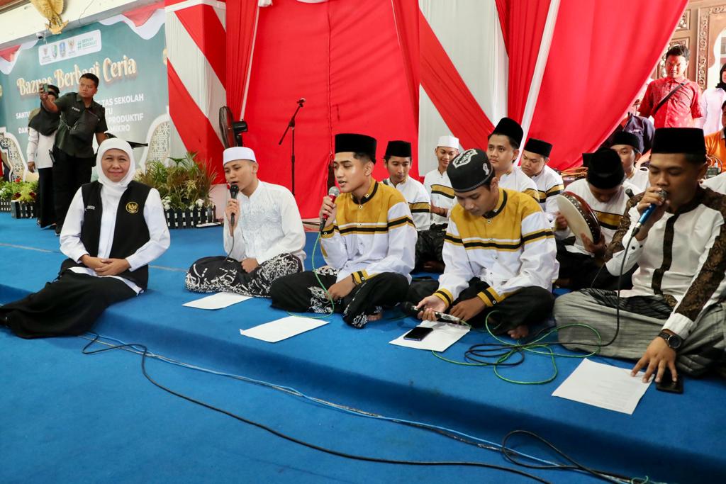 Gubernur Jawa Timur Khofifah Indar Parawansa menyalurkan santunan dan pemberian paket tas sekolah bagi 500 anak yatim piatu di Pendopo Trunojoyo Kabupaten Sampang, Rabu (19/4).