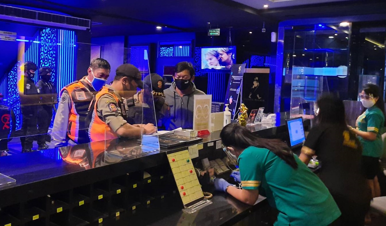 Petugas gabungan saat mengecek kelengkapan dokumen di salah satu tempat hiburan di Kota Surabaya, tadi malam.