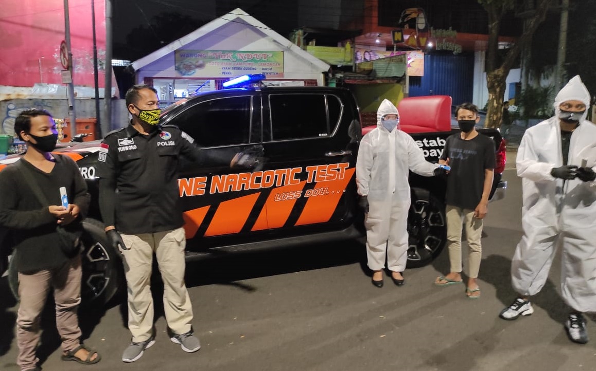 Berkerumun Malam Hari di Surabaya, Bakal Didatangi Mobil Tes Urin