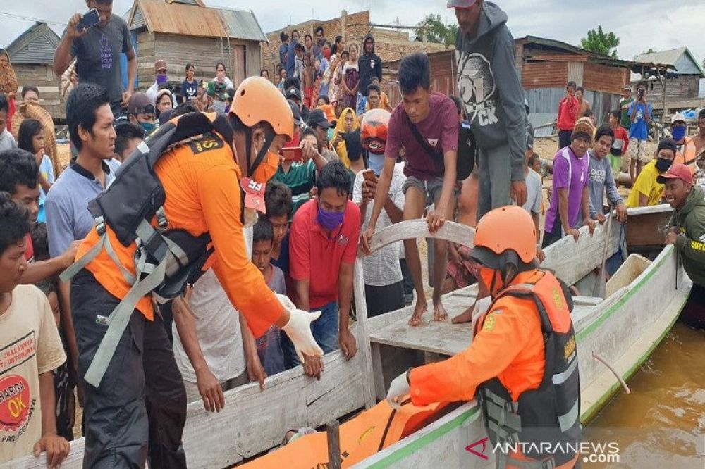 AKHIRNYA DITEMUKAN: Remaja di Poleang Kabupaten Bombana yang hilang diduga diterkam buaya pada Kamis (23/4) telah ditemukan tim SAR Kendari pada Jumat (24/4) dalam kondisi telah meninggal dunia. ANTARA/HO-SAR Kendari

