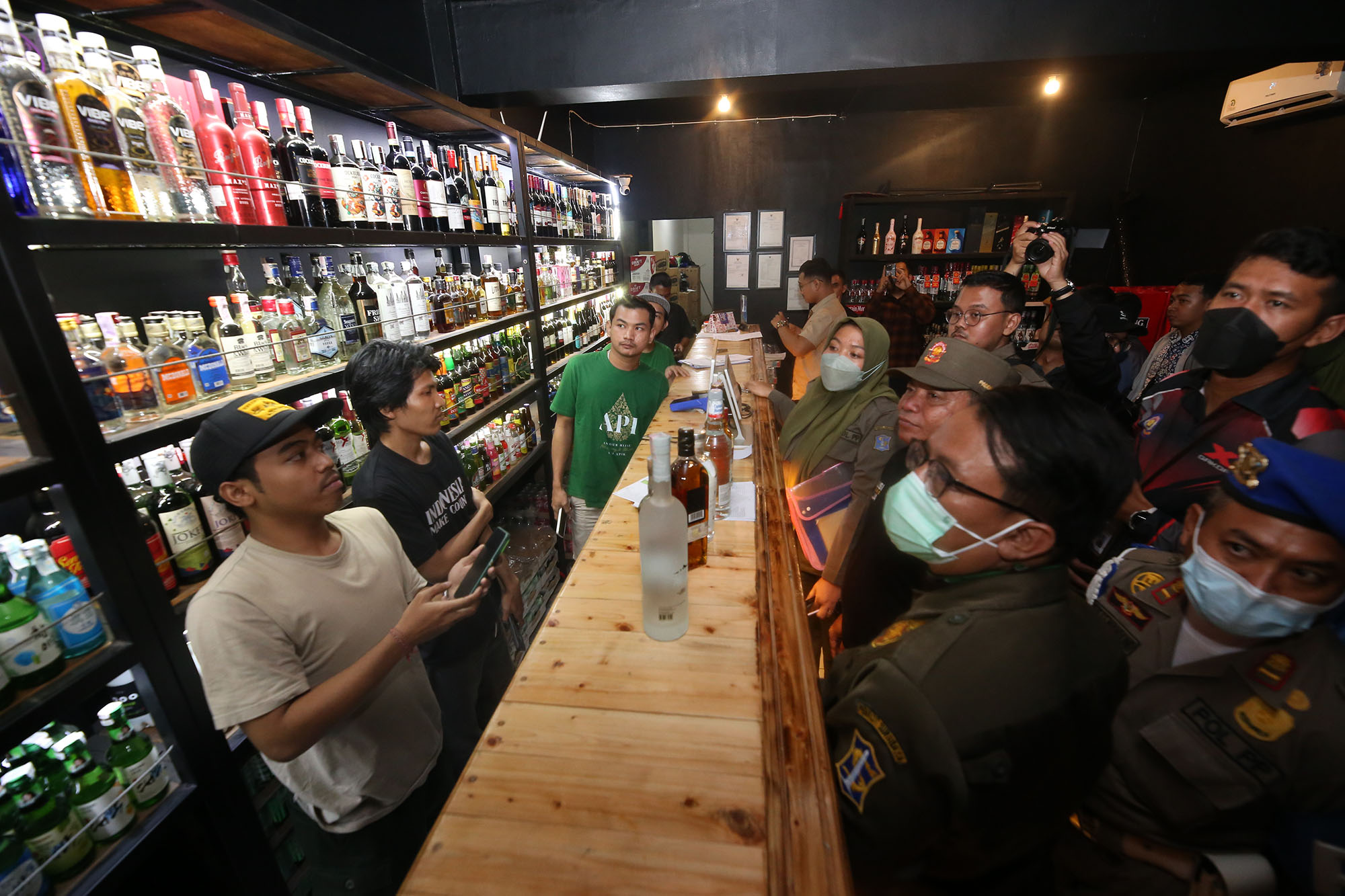 Pemerintah Kota (Pemkot) Surabaya melakukan sidak pengawasan izin perdagangan minuman beralkohol (mihol) pada Kamis (18/1/2024) malam