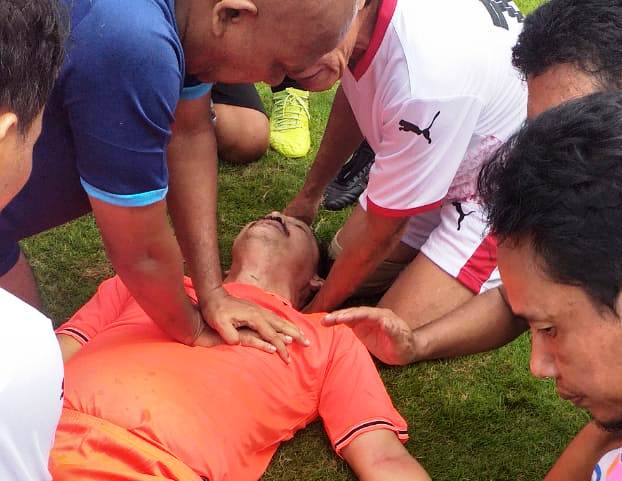 Ricky Yakob coba ditolong rekan-rekannya di lapangan A Senayan. ist