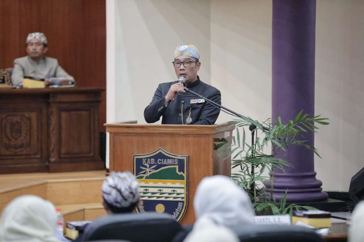 Gubernur Jawa Barat Ridwan Kamil saat menghadiri Rapat Paripurna Istimewa dalam rangka Hari Jadi ke-381 Kabupaten Ciamis di Aula DPRD Kabupaten Ciamis, Senin (12/6/2023). 