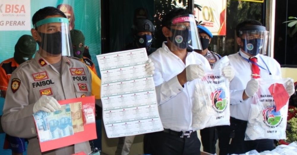 Wakapolres Kompol Ahmad Faisol Amir saat rilis penangkapan tersangka pil koplo di Mapolres Tanjung Perak, Senin (8/6).