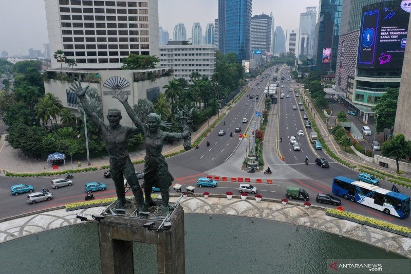 Suasana kendaraan melintasi Bundaran HI, Jakarta, Senin (14-9-2020). Pada hari pertama penerapan PSBB total di DKI Jakarta arus lalu lintas kendaraan terpantau lancar. ANTARA FOTO/Sigid Kurniawan/hp.

