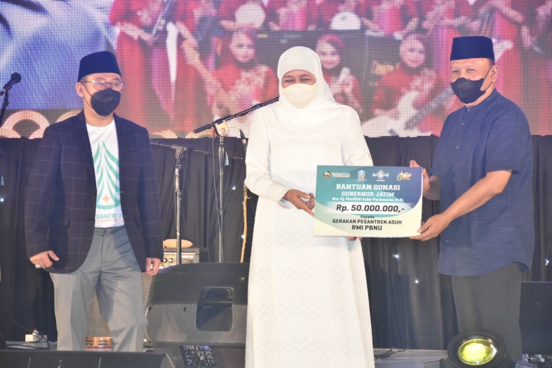 Gubernur Jawa Timur, Khofifah Indar Parawansa  menyerahkan bantuan donasi untuk gerakan pesantren asuh RMI PBNU pada Konser Santri untuk Indonesia dan Launching Gerakan Pesantren Asuh untuk Anak Yatim korban Covid-19 di Hotel Vaza Surabaya, Minggu (31/10/