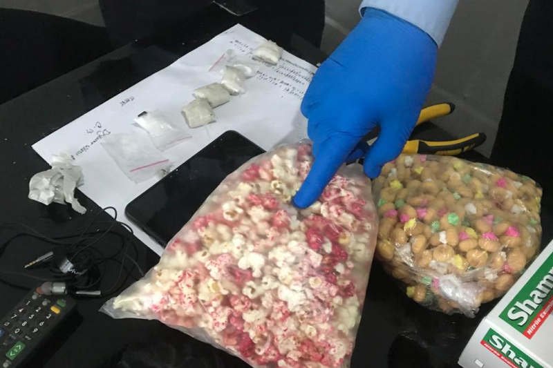 Petugas menunjukkan makanan yang dijadikan untuk mengelabui petugas Lapas Kedungpane Semarang untuk menyelundupkan sabu-sabu, Senin. (ANTARA/ HO-Lapas Kedungpane Semarang)