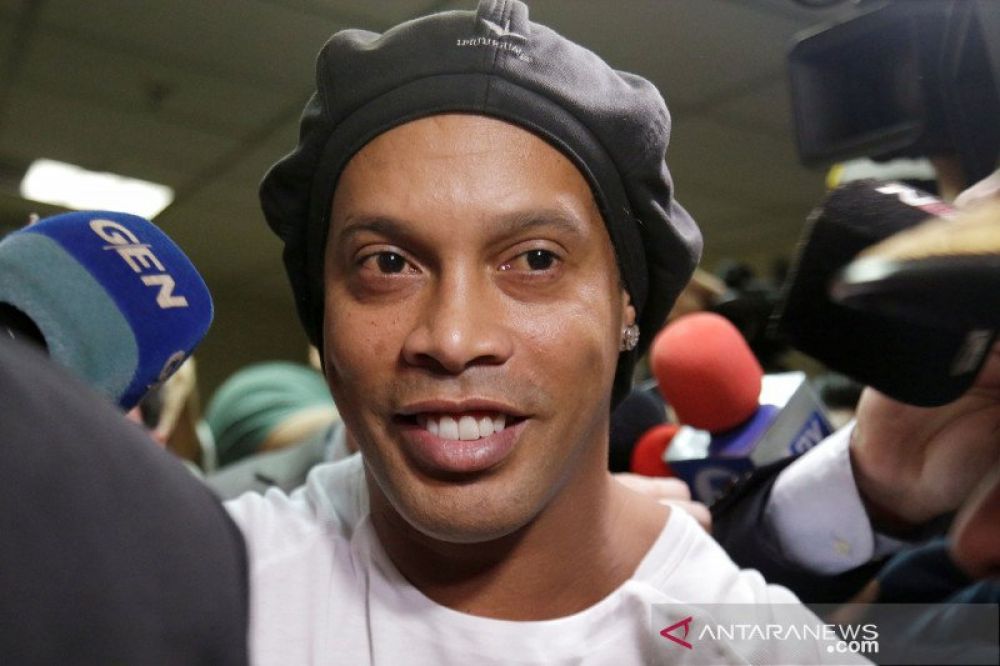 BEBAS: Mantan pesepak bola Brazil Ronaldinho meninggalkan mahkamah agung usai memberikan keterangan terkait pemalsuan identitas di Asuncion, Paraguay, Sabtu (7/3/2020). Ronaldinho sempat ditahan dan diperiksa oleh polisi di Paraguay karena diduga mengguna