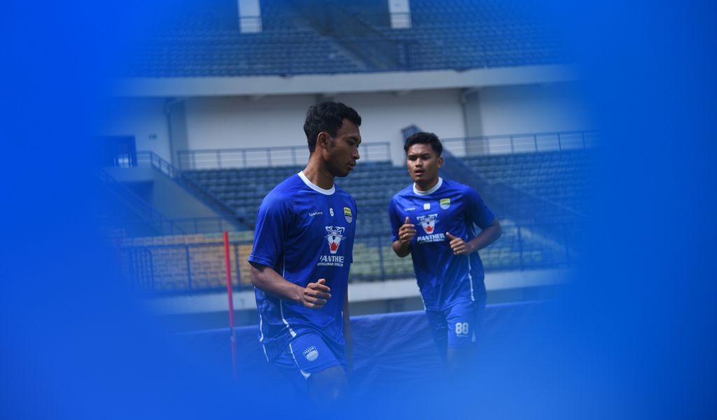 Dua pemain PERSIB, Robi Darwis dan Ahmad Agung berlatih di Stadion Gelora Bandung Lautan Api, Rabu, 19 Februari 2025. (PERSIB.co.id/Sutanto Nurhadi Permana)

