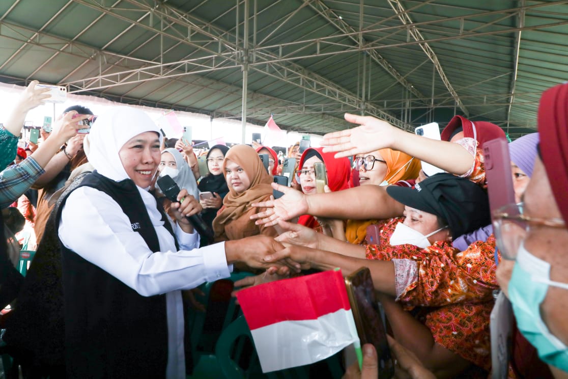 Gubernur Jawa Timur Khofifah Indar Parawansa menyerahkan Bantuan Langsung Tunai (BLT) kepada 5.030 buruh pabrik rokok di Jatim, bertempat di PT. HM Sampoerna Rungkut 2, Surabaya, Kamis (24/8).