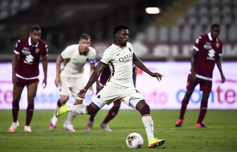 Pemain AS Roma Amadou Diawara mengeksekusi penalti dalam pertandingan Liga Italia melawan Torino yang dimainkan di Stadion Olimpico Grande Torino, Turin, Rabu (29/7/2020). (ANTARA/Reuter/Nicolò Campo)
