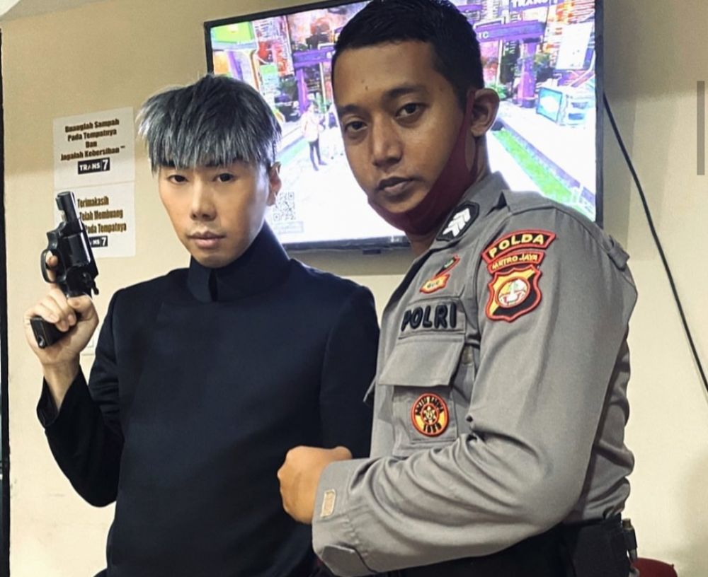 Roy Kiyoshi berpose dengan anggota polisi. Foto: Instagram pribadi.