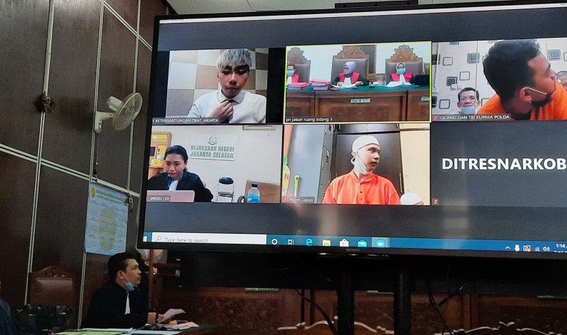 Roy Kiyoshi mengikuti sidang dakwaan terhadap dirinya di Pengadilan Negeri Jakarta Selatan, sidang digelar secara telekonferensi, Rabu (15/7/2020) (ANTARA/Laily Rahmawaty)

