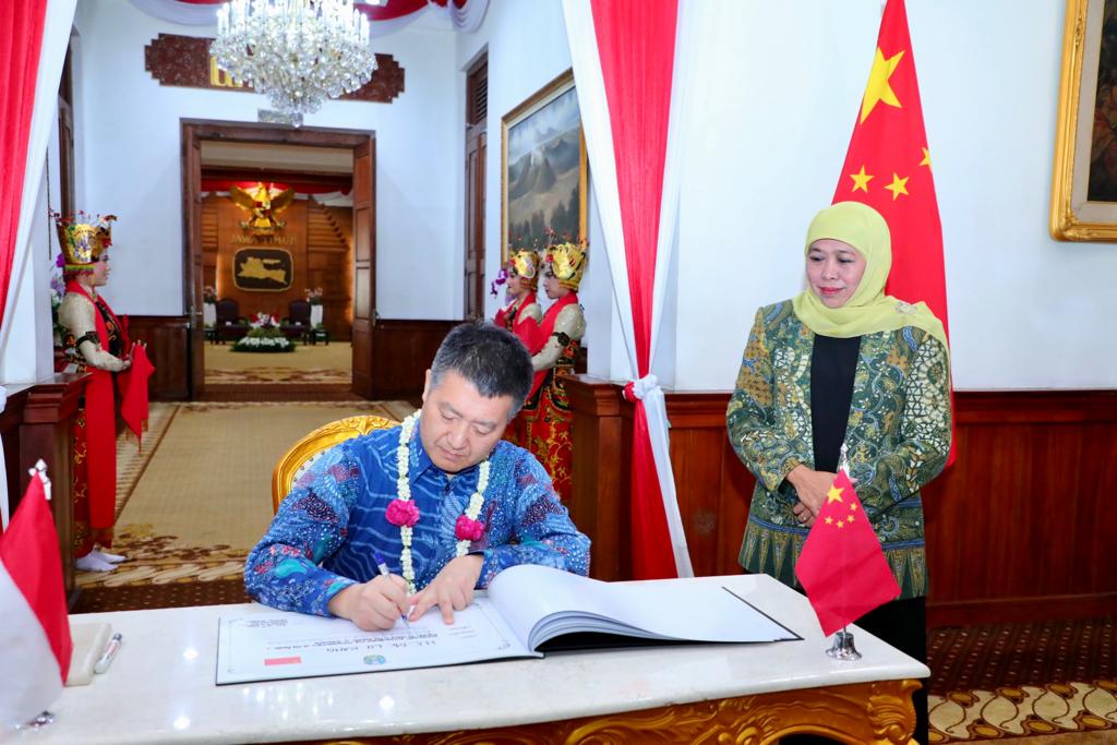 Gubernur Jawa Timur Khofifah Indar Parawansa menerima kunjungan Duta Besar Republik Rakyat Tiongkok (RRT) untuk Indonesia HE. Mr. Lu Kang di Gedung Negara Grahadi, Surabaya, Selasa (15/8).