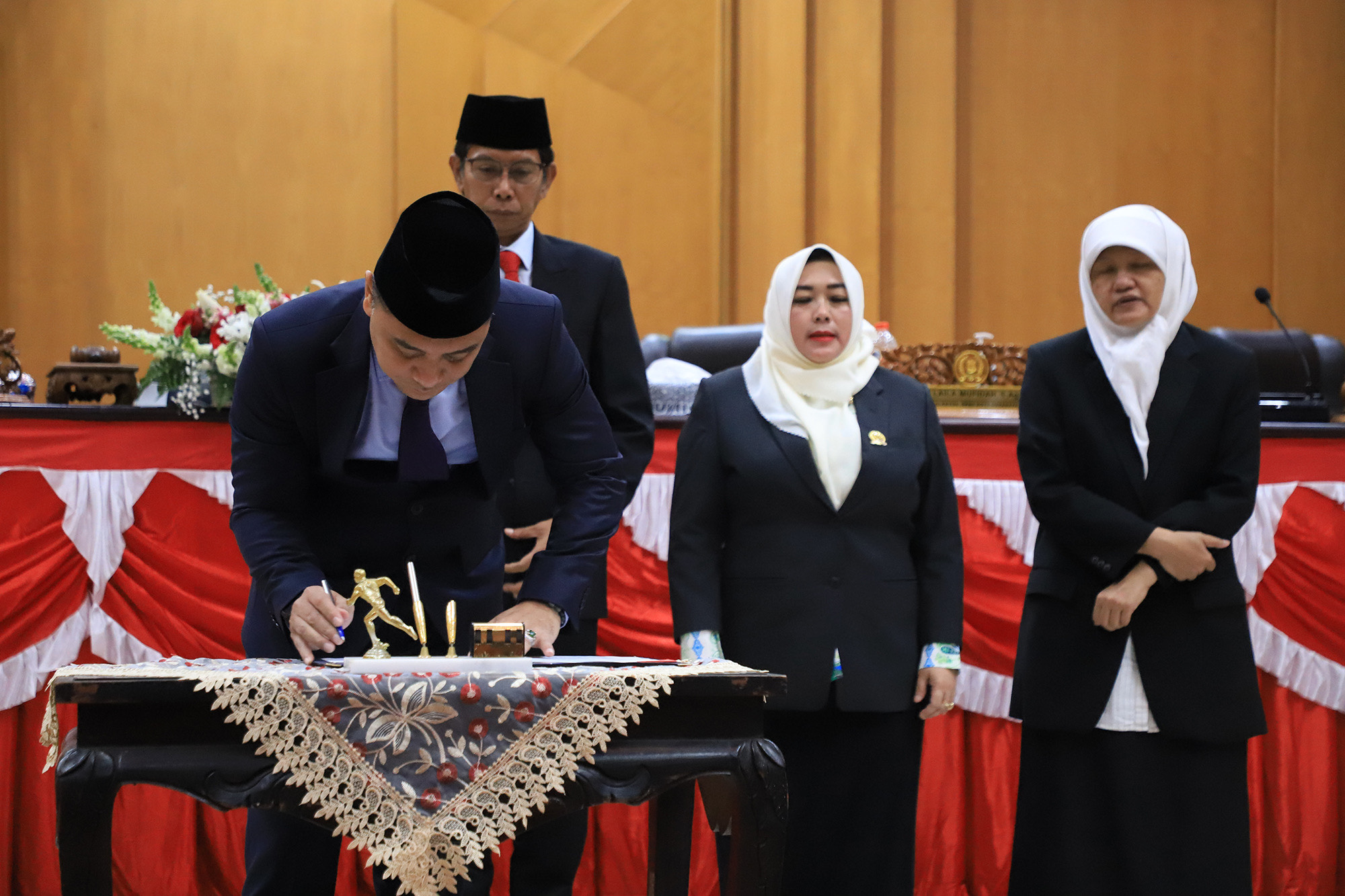 Wali Kota Surabaya Eri Cahyadi saat menandatangani kesepakatan dengan DPRD Surabaya tentang pelaksanaan Sub Kegiatan Tahun Jamak Pembangunan Rumah Sakit Beserta Sarana dan Prasarana Pendukungnya di Surabaya Timur, 