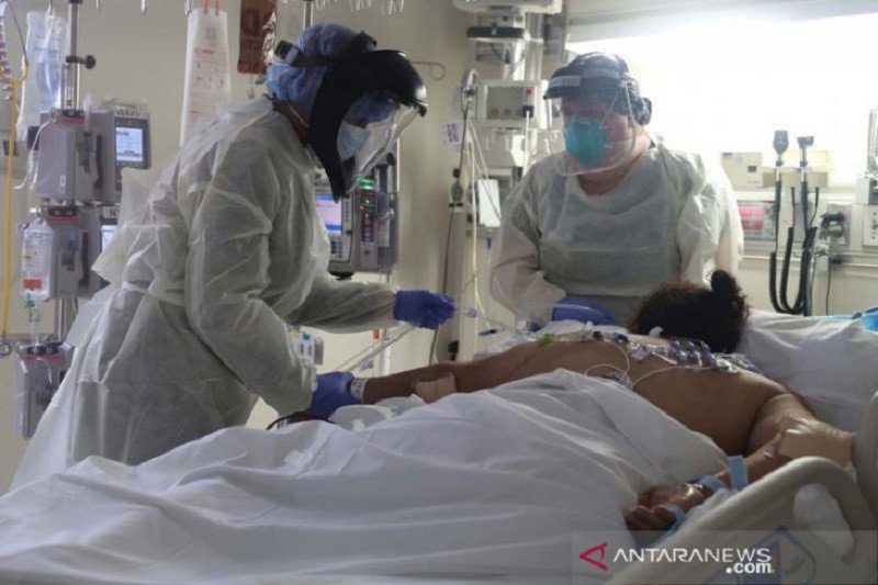 Petugas medis merawat pasien yang terinfeksi virus corona (COVID-19) di Unit Perawatan Intensif (ICU) Rumah Sakit Scripps Mercy, di Chula Vista, California, Amerika Serikat, Selasa (12/5/2020). (ANTARA FOTO/REUTERS/Lucy Nicholson/AWW/djo)
