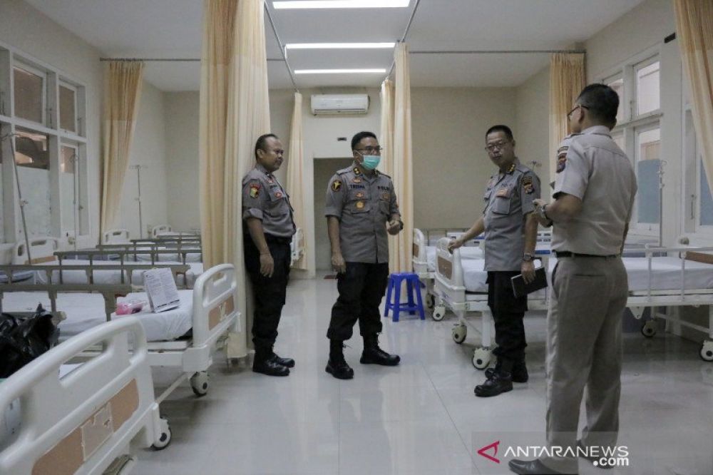 ISOLASI: Kepala Rumah Sakit Bhayangkara Mataram AKBP dr I Komang Tresna (kedua kiri) mendampingi Kabid Dokkes Polda NTB Kombes Pol dr Ubaidillah (kedua kanan) melihat kesiapan ruang isolasi pasien COVID-19 di RS Bhayangkara Mataram, NTB, Senin (23/3/2020)