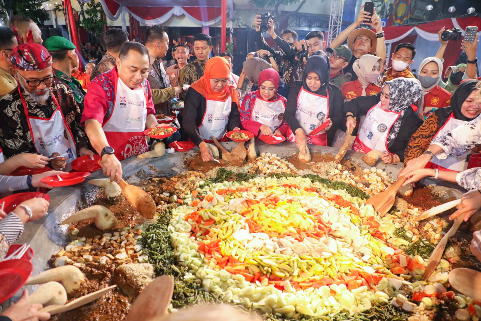  Gubernur Jawa Timur Khofifah Indar Parawansa membuka Festival Rujak Uleg 2023 di kawasan Kembang Jepun (Kya-kya) Surabaya, Sabtu (6/5) malam
