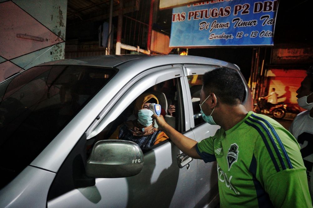 SWADAYA: Warga RW 02 melakukan penyemprotan dan pengecekan suhu badan yang dilakukan secara mandiri oleh warga dan pengurus RW setempat (12/4). HMP/Zulfikar Firdaus.