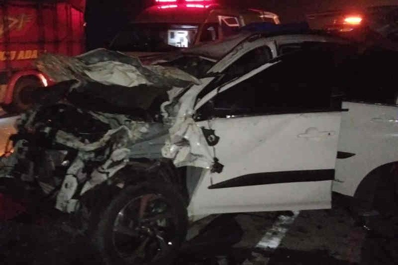 Kendaraan Toyota Rush yang terlibat kecelakaan di Tol Cipali Km 184.300. (ANTARA/Ho Astra Cipali)


